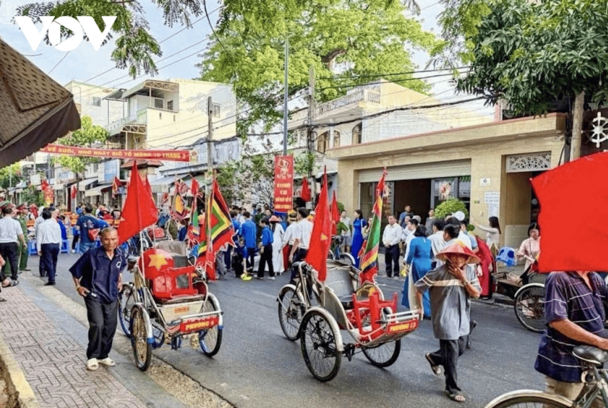 In Vung Tau city in the southern province of Ba Ria Vung Tau, thousands of people and tourists participate in a ceremony to mark the Hung Kings' death anniversary. From early in the morning, people flock to the main site where the official ceremony is held.