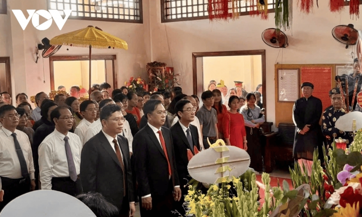 Local leaders observe a minute of silence to commemorate the Hung Kings.