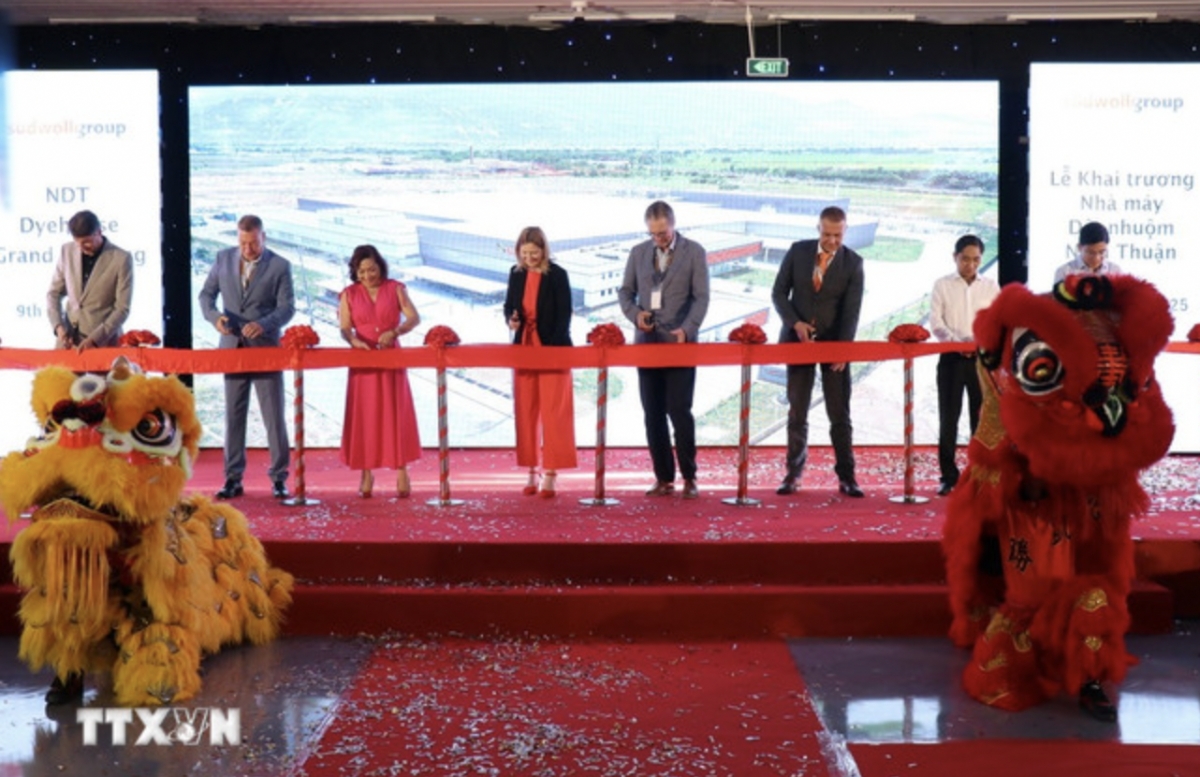 Delegates cut the ribbons inaugurating the Ninh Thuan Dyeing Textile factory (Photo: VNA)