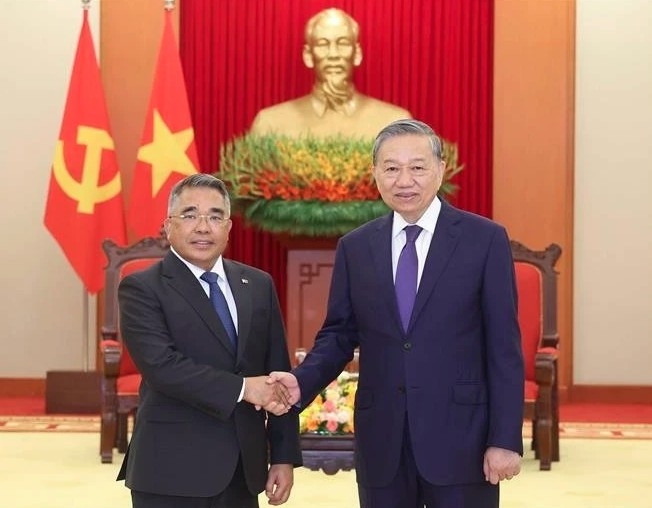 Party General Secretary To Lam (right) receives Philippine Ambassador to Vietnam Meynardo Los Banos Montealegre in Hanoi on April 24. (Photo: VNA)