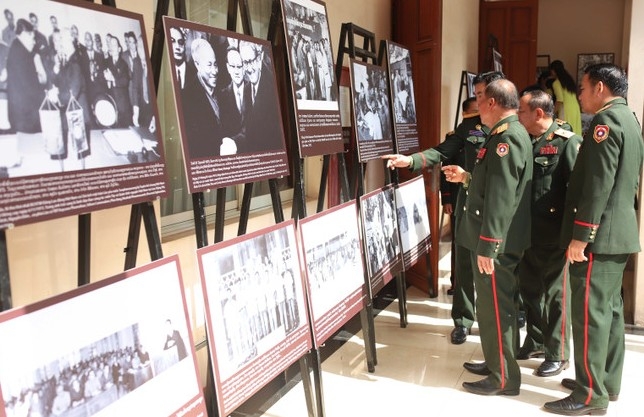 Representatives from the Lao Ministry of National Defence at the photo exhibition. (Photo: VNA)