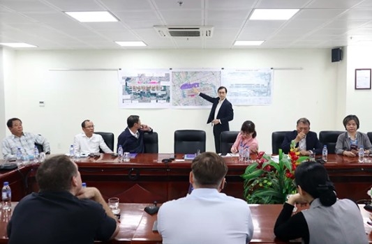 DIA leaders introduce the proposed location for the construction of the Da Nang FTZ to representatives from  DNATA Group (Photo: doanhnghiepvn.vn)