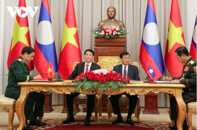 President Luong Cuong and Lao leader Thongloun Sisoulith witness the signing ceremony of bilateral cooperation documents