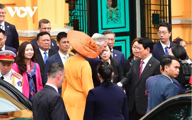 State President Luong Cuong and his spouse welcome King Philippe and Queen Mathilde of Belgium.
