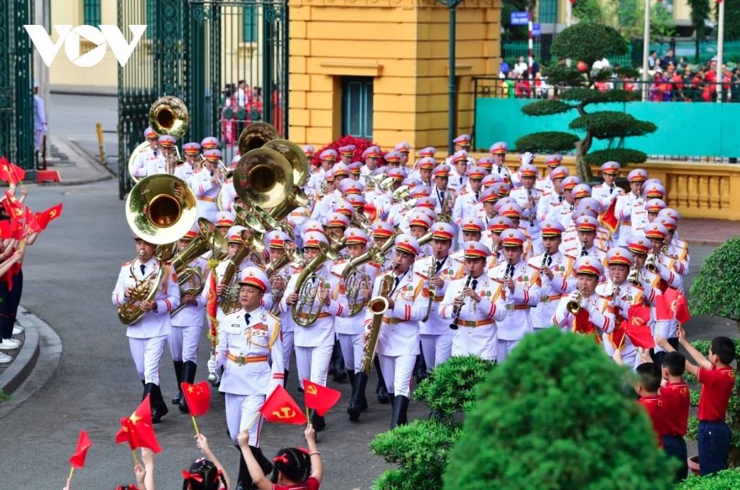The honor guard and military band march into the Presidential Palace grounds to prepare for the state-level welcome ceremony for Party General Secretary and President Xi Jinping.
 