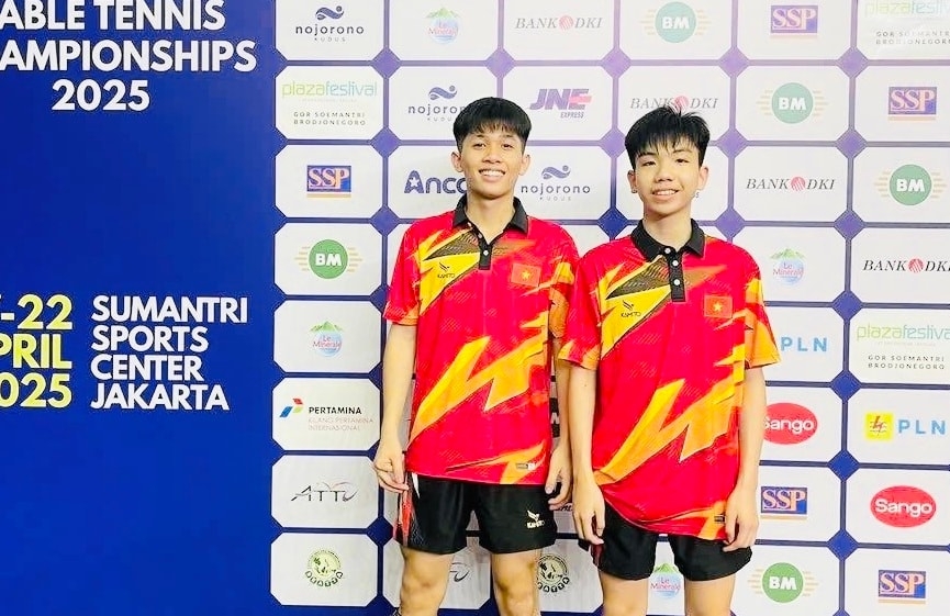 Tuan Anh and Duc Viet win a gold medal in the boys’ U15 doubles of the Southeast Asian youth table tennis championships. (Photo courtesy of Vietnam Table Tennis Federation)