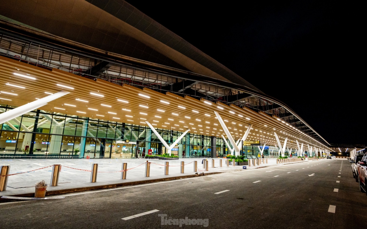 The project, with construction work beginning in December 2022, aims to alleviate congestion at the overburdened T1 terminal and enhance passenger services.