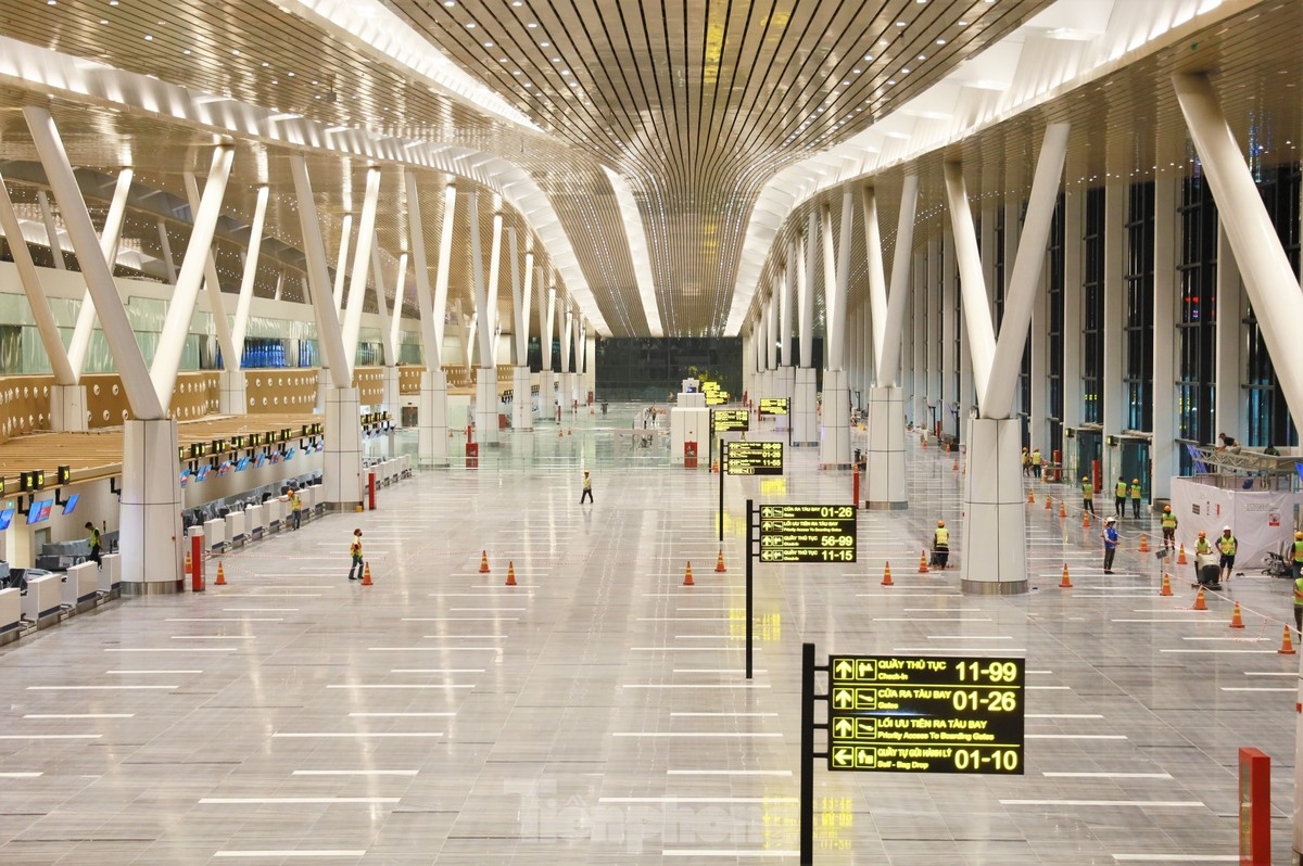 The terminal features 90 check-in counters, 20 automated baggage drop stations, 42 check-in kiosks, 27 boarding gates, 16 baggage storage systems, and 25 security checkpoints.