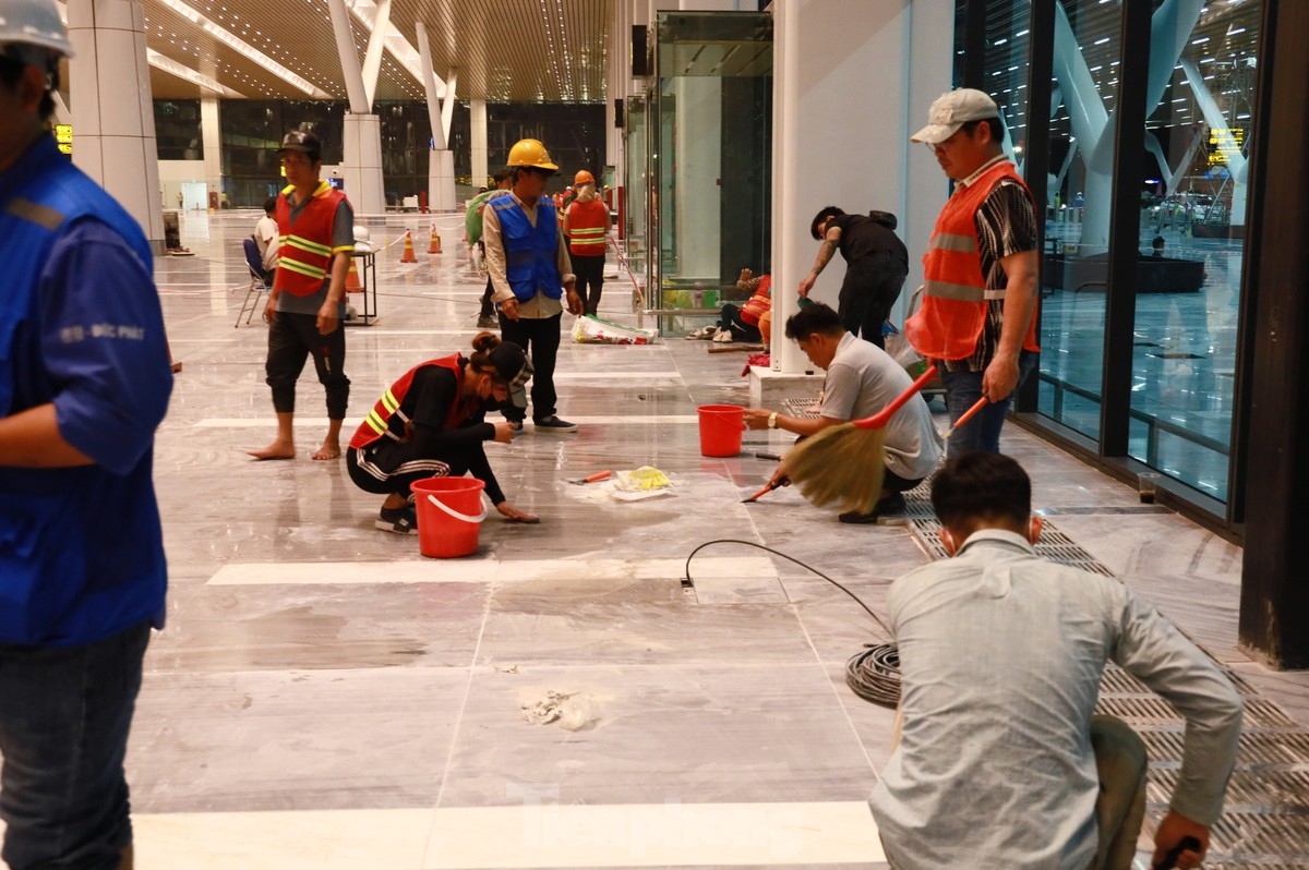 Around 200 workers are working daily to clean the main lobby, lounges, and other areas, according to the Airports Corporation of Vietnam (ACV).