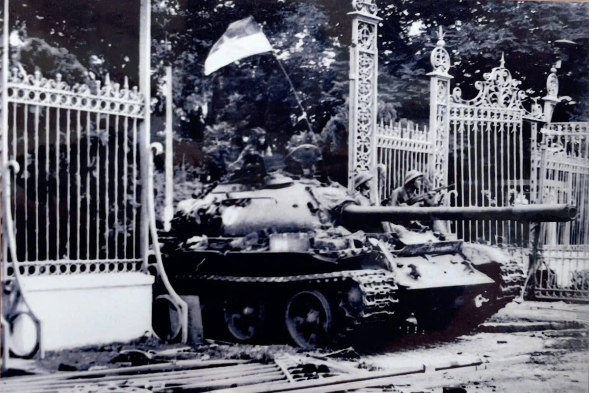 The tank with serial number 846 of the Liberation Army crashed through the gate of the Independence Palace, the last stronghold of the Saigon puppet government, on April 30, 1975. (File photo - VNA)