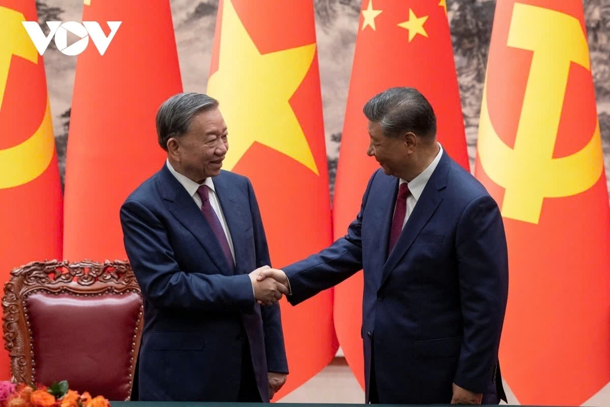 Chinese Party General Secretary and President Xi Jinping (R) shaking hands with his Vietnamese counterpart To Lam ahead of their talks during the latter's visit to China on August 19, 2024