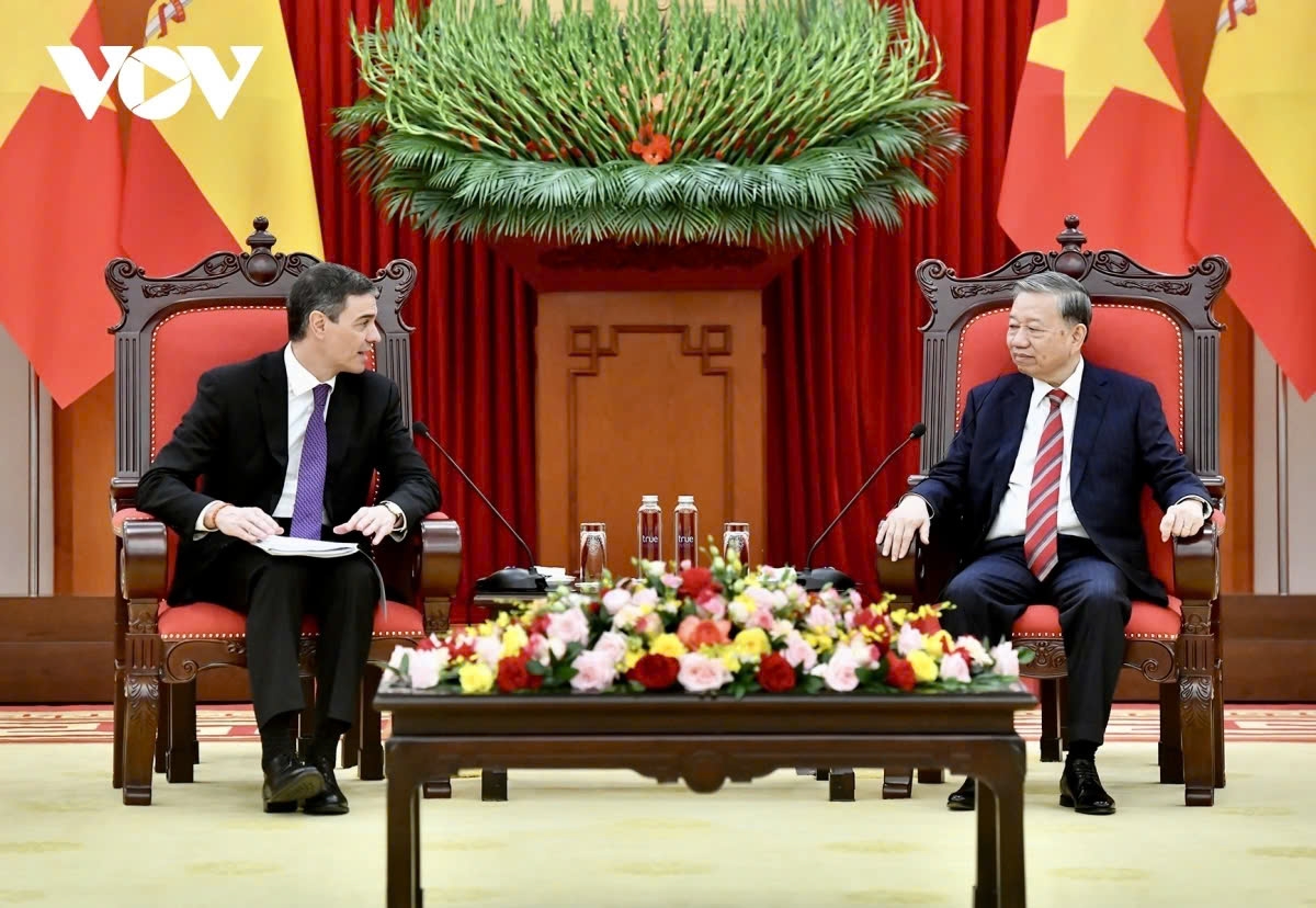 Vietnamese Party General Secretary To Lam (R) meets with Spanish Prime Minister Pedro Sanchez in Hanoi on April 9, 2025