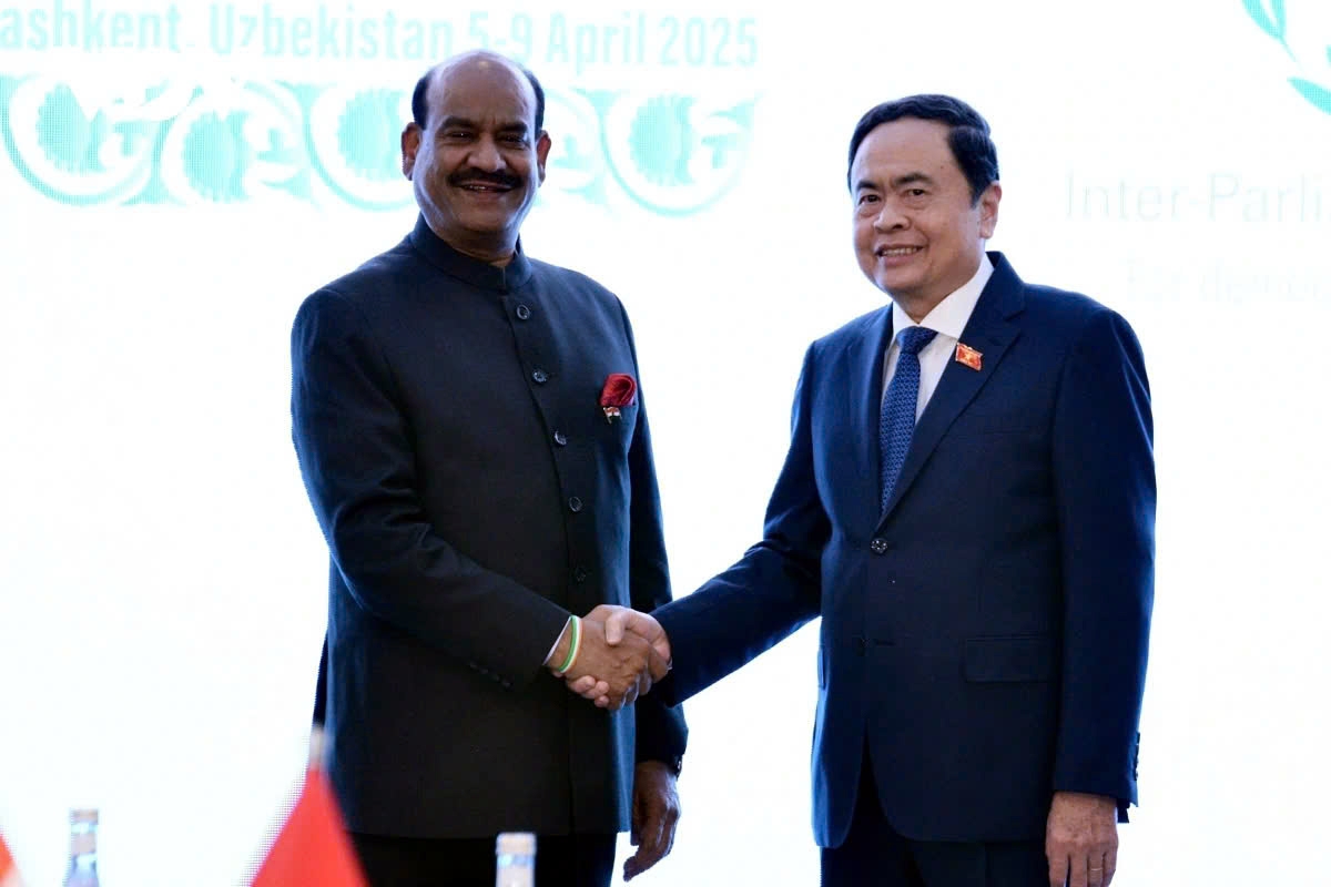 Chairman of the National Assembly of Vietnam Tran Thanh Man (R) and Speaker of the Lok Sabha (Lower House) of India Om Birla during their meeting in Tashkent, Uzbekistan, on the sidelines of the 150th Assembly of the Inter-Parliamentary Union (IPU-150).
