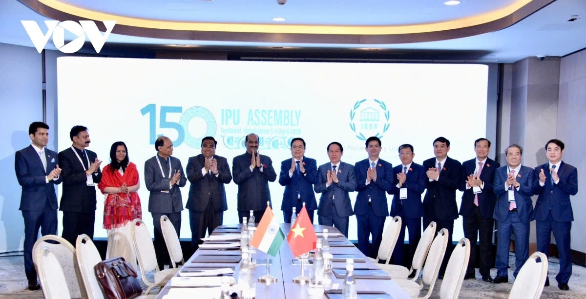 Chairman of the National Assembly of Vietnam Tran Thanh Man (eighth from right), Speaker of the Lok Sabha (Lower House) of India Om Birla (sixth from left) and other officials during their meeting in Tashkent, Uzbekistan, on the sidelines of the 150th Assembly of the Inter-Parliamentary Union (IPU-150).