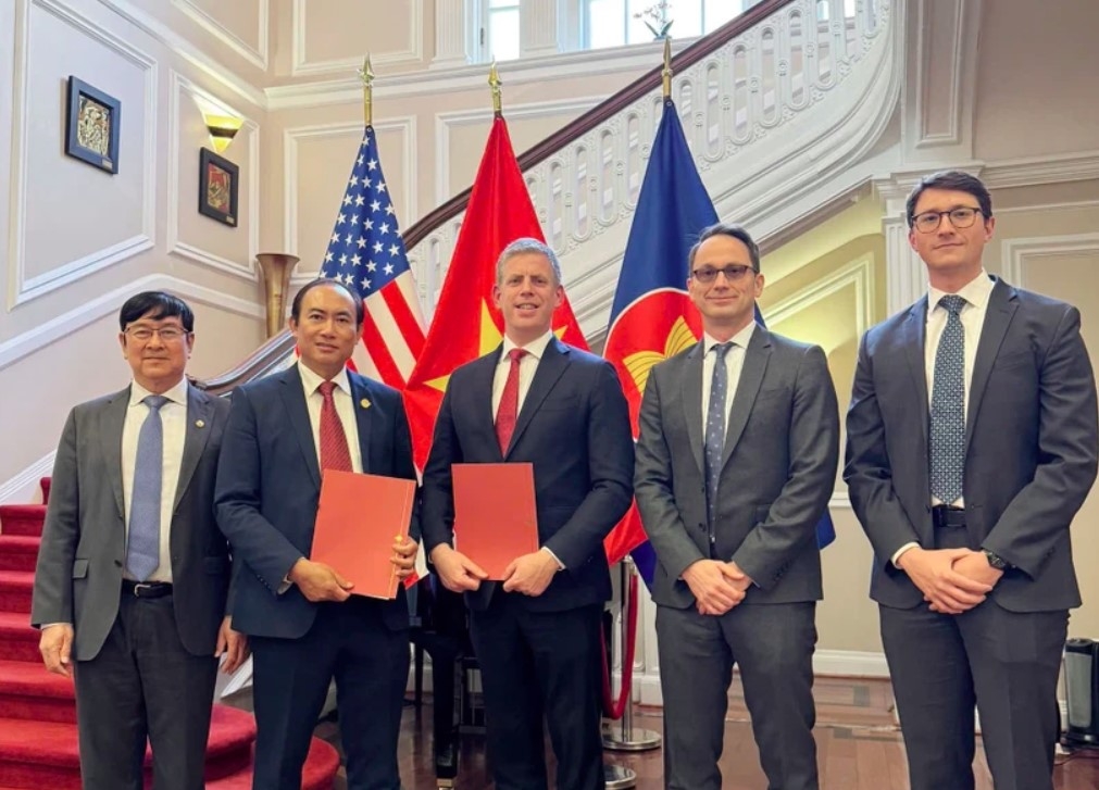 Vietjet Executive Vice President To Viet Thang (second from left) and AV AirFinance CEO Stephen Murphy sign a cooperation agreement worth a total of US$300 million to boost fleet growth.