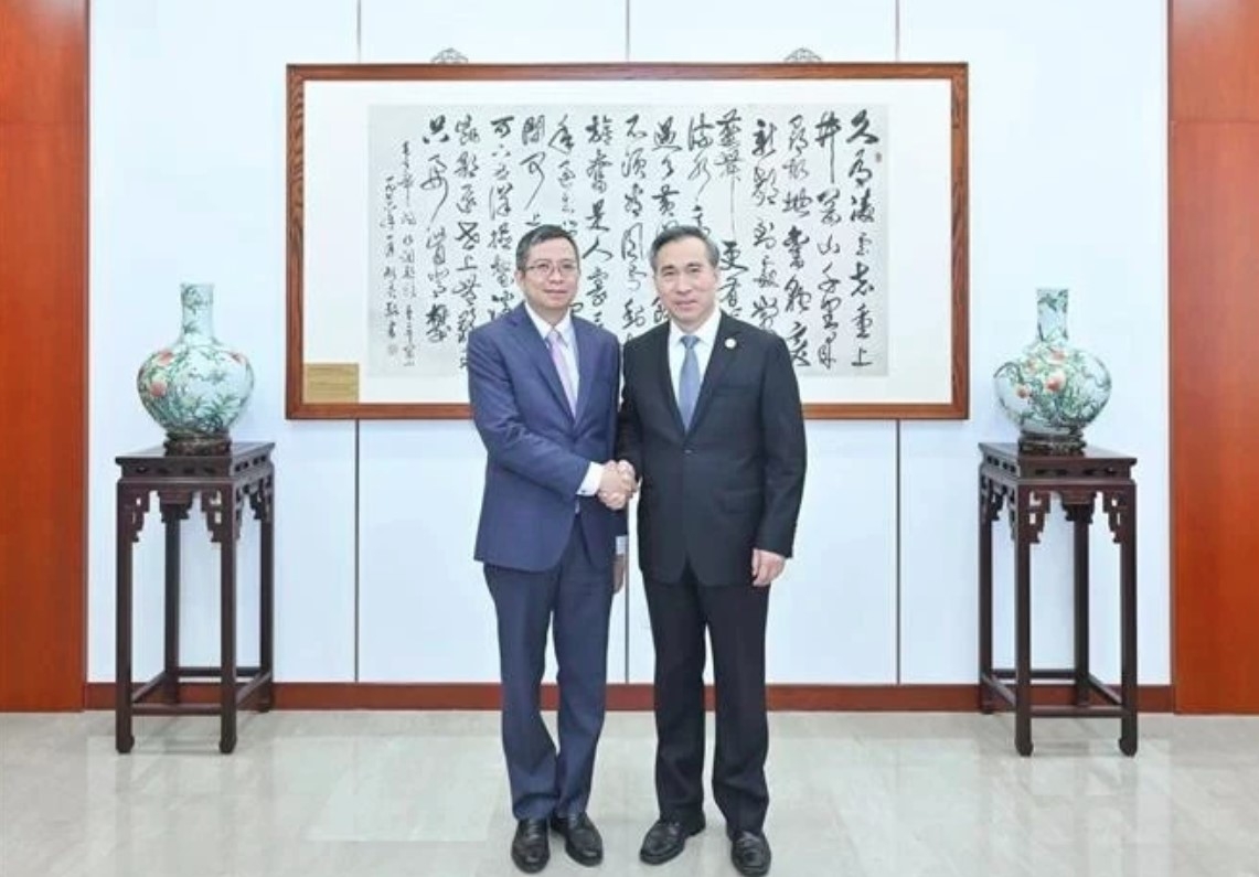 Vietnamese Ambassador to China Pham Thanh Binh (left) and Chairman of the China Council for the Promotion of International Trade Ren Hongbin