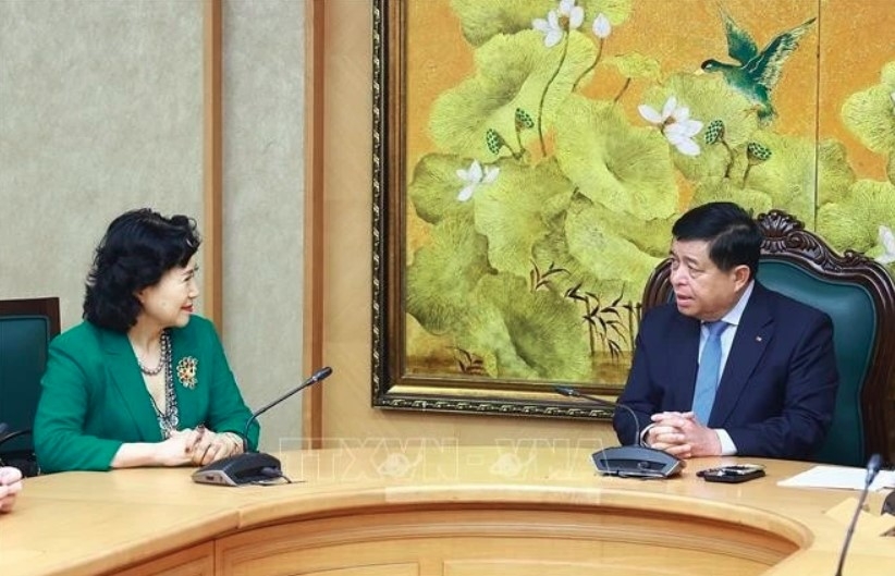 Deputy PM Nguyen Chi Dung (R) and CCSEZR Director Tao Yitao