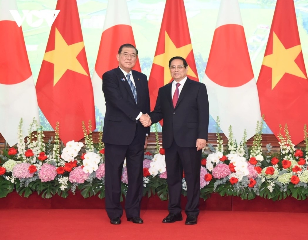 Prime Minister Pham Minh Chinh (R) and his Japanese counterpart Ishiba Shigeru