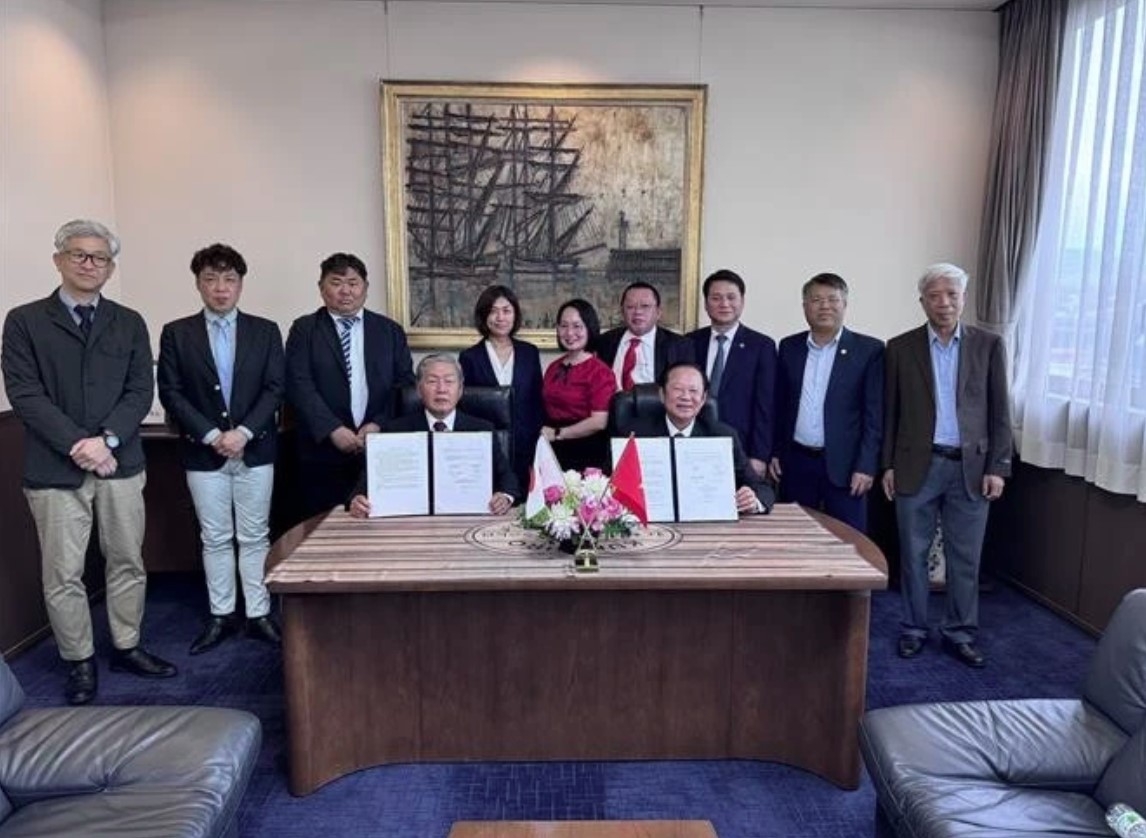 The Vietnam Fisheries Society and Kunihiro Inc. sign a MoU on cooperation in oyster production and processing.