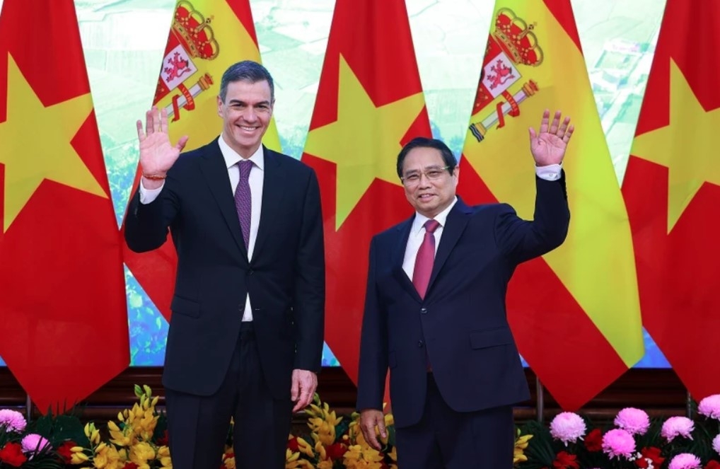 Vietnamese Prime Minister Pham Minh Chinh (R) and President of the Government of Spain Pedro Sánchez