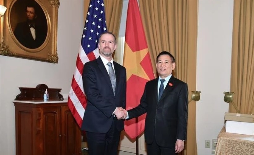 Deputy Prime Minister Ho Duc Phoc (R) and US Trade Representative Jamieson Greer