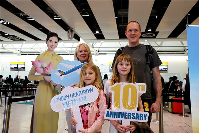 A British family using Vietnam Airlines service at the ceremony (Photo: VNA)