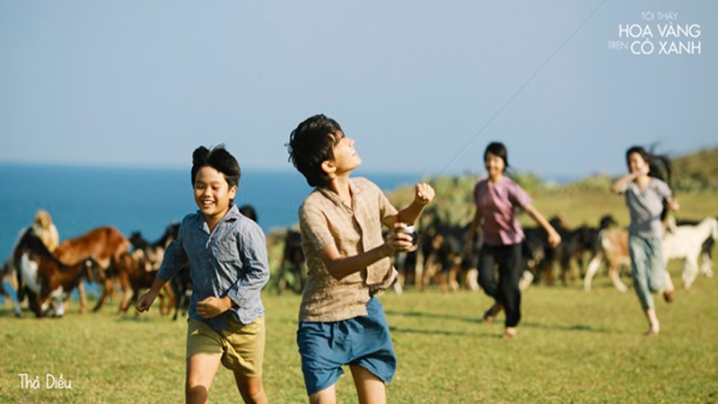 A scene of Vietnamese film “Tôi thấy hoa vàng trên cỏ xanh” being screened at the 2025 Francophonie Festival held in Chile