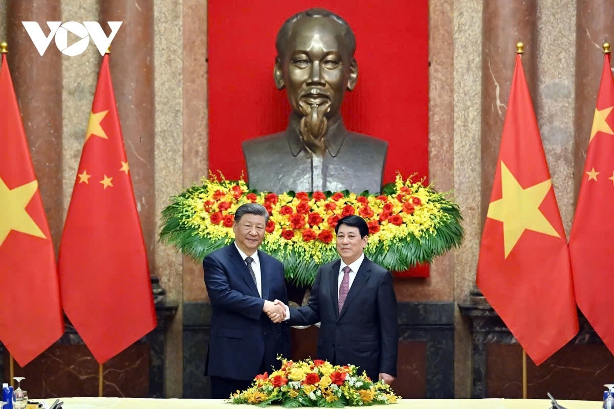 Vietnamese President Luong Cuong (R) and Chinese Party General Secretary and President Xi Jinping shaking hands ahead of their talks in Hanoi on April 15, 2025