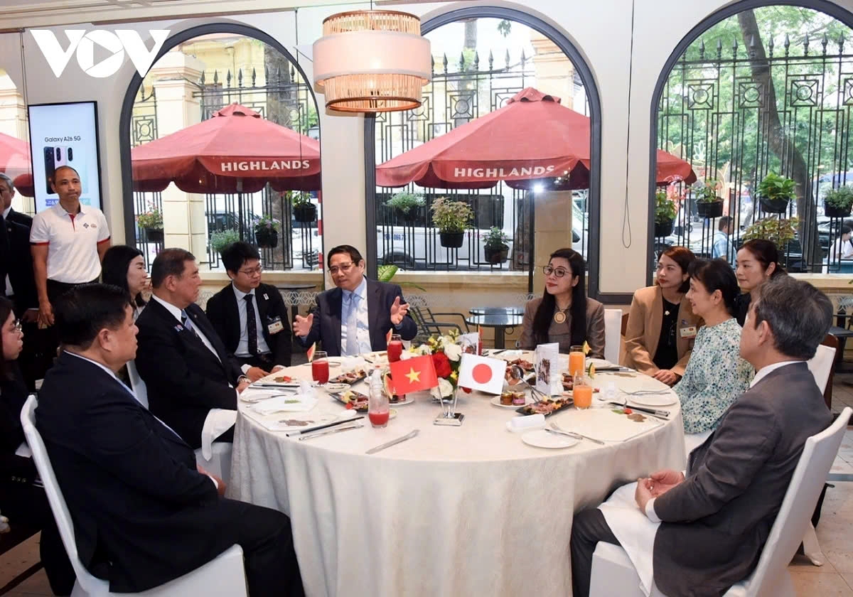 Vietnamese Prime Minister Pham Minh Chinh and his Japanese counterpart Shigery Ishiba, along with their spouses, enjoy breakfast in Hanoi on April 29