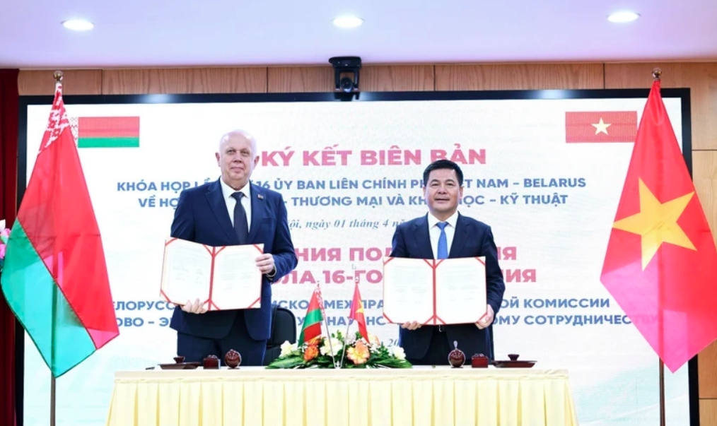 Minister of Industry and Trade Nguyen Hong Dien and Deputy Prime Minister of the Republic of Belarus Anatoly Sivak sign the meeting minutes.