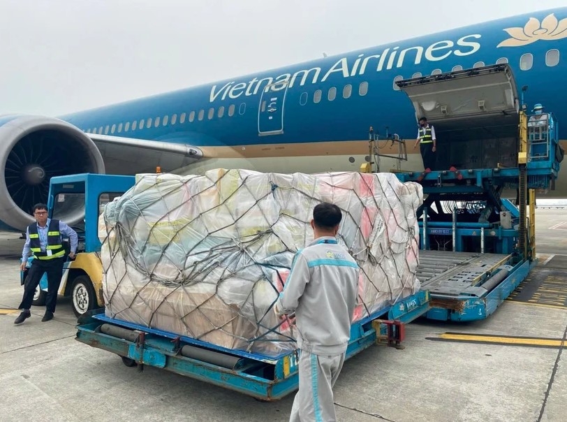 Vietnam Airlines delivers emergency aid to Myanmar.