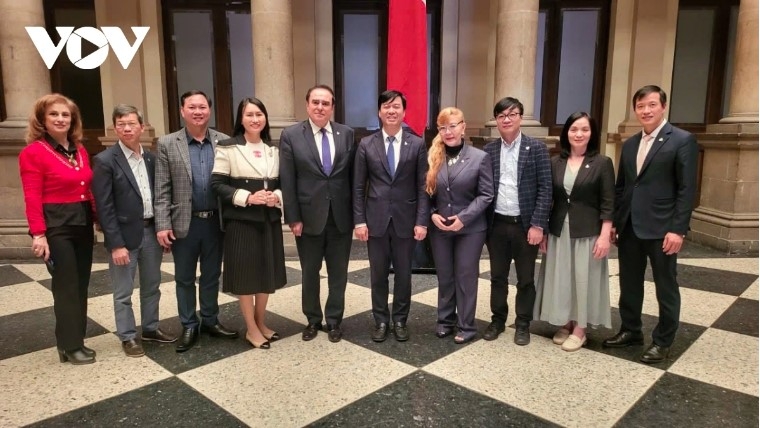 Vietnamese delegation poses for photo with Mouris Salloum George, president of Mexico's Club of Journalists (fifth from left) 