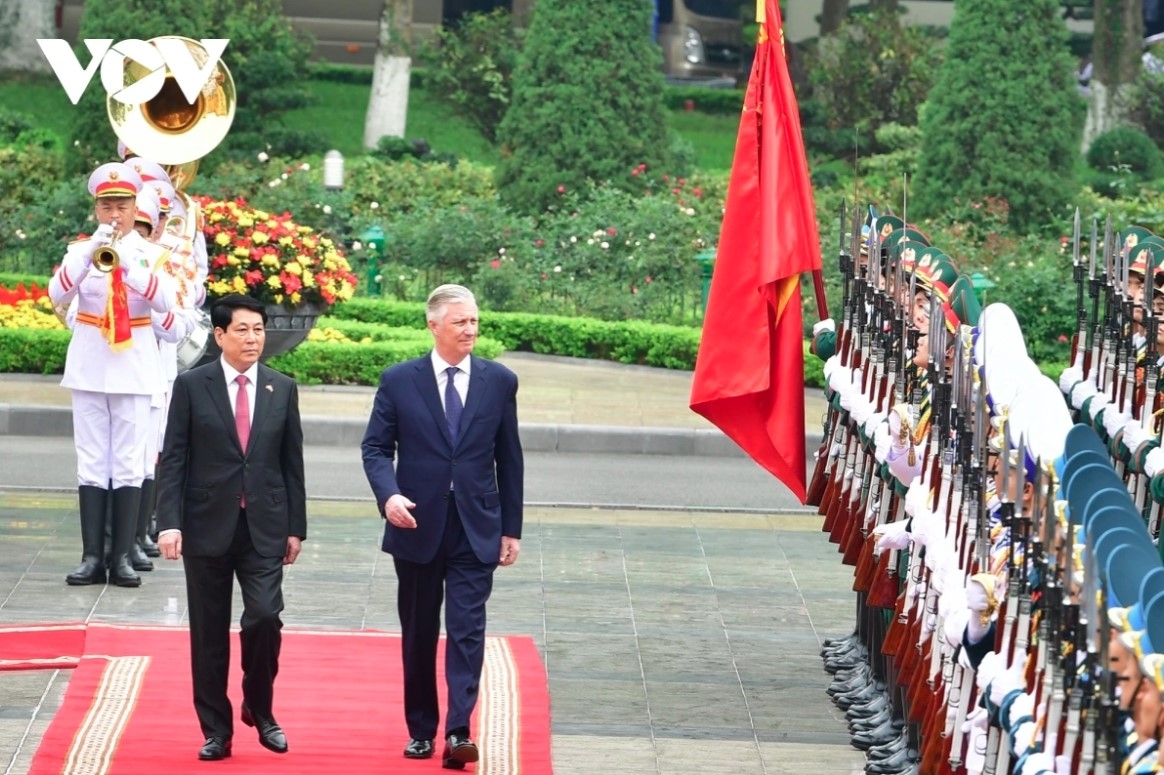 Both leaders review the guards of honour of the Vietnamese People's Army.