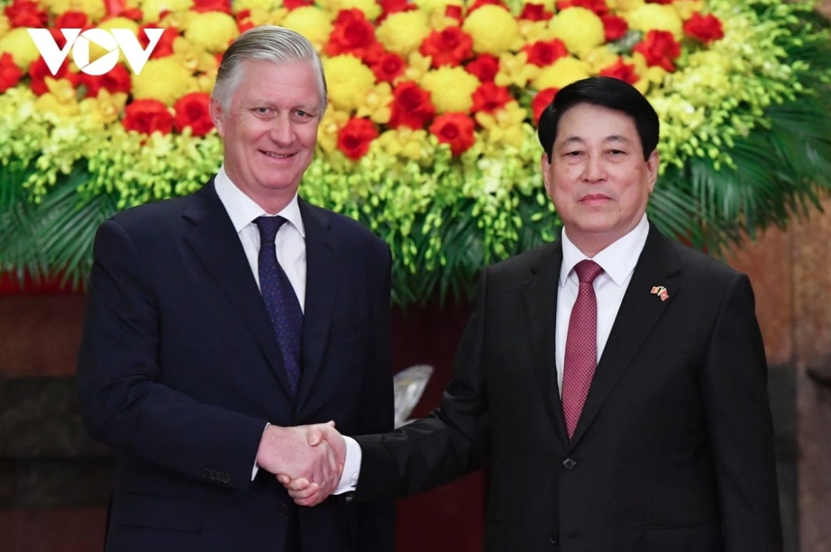 After the welcome ceremony, President Luong Cuong and King Philippe held a brief meeting, followed by a formal discussion to assess recent cooperation and propose directions for future collaboration. The two leaders are also set to witness the signing of cooperation documents.