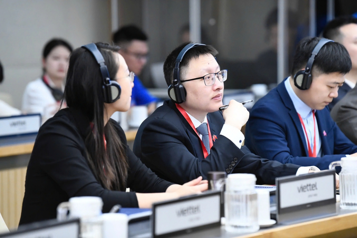 Young Chinese delegates share experiences in developing startups at the forum. (Photo: thanhnien.vn)