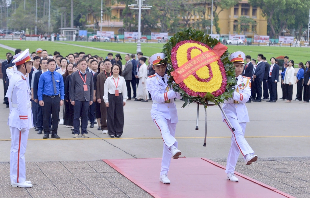 Young Chinese delegates taking part in the Vietnam -China Youth Friendship Meeting 2025 pay tribute to President Ho Chi Minh in Hanoi on April 13. (Photo: thanhnien.vn)