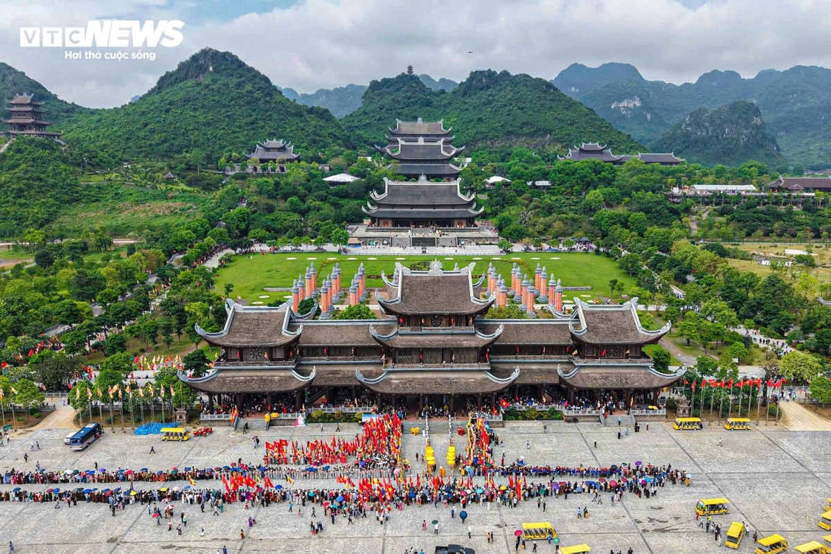 Tens of thousands of Buddhist monks, nuns, followers and people from across the country gather at Tam Chuc pagoda, one of the largest Buddhist worship places in the world, on May 17 to witness the ceremonial procession and enshrinement of the Buddha’s Sarira - a national treasure of India.