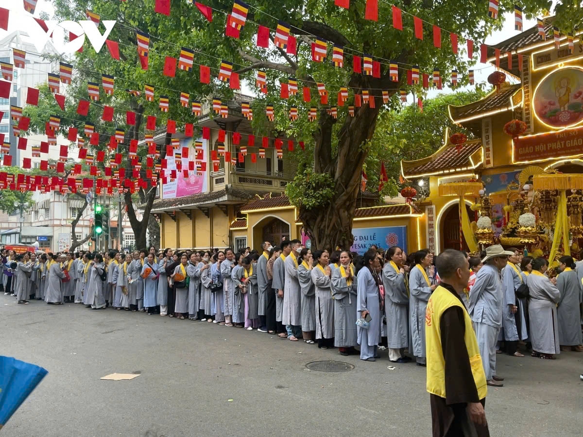 From 6:00 A.M. May 14, Quan Su pagoda officially opens its doors for Buddhist monks, nuns, and devotees to respectfully venerate the relic of the Buddha.