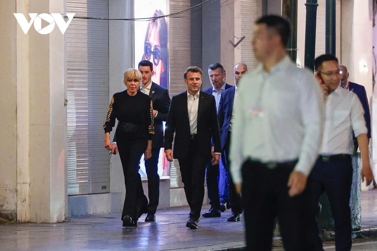 After the state banquet hosted by President Luong Cuong, President Macron and his spouse tour several streets in the Old Quarter of Hanoi on May 26 evening.
