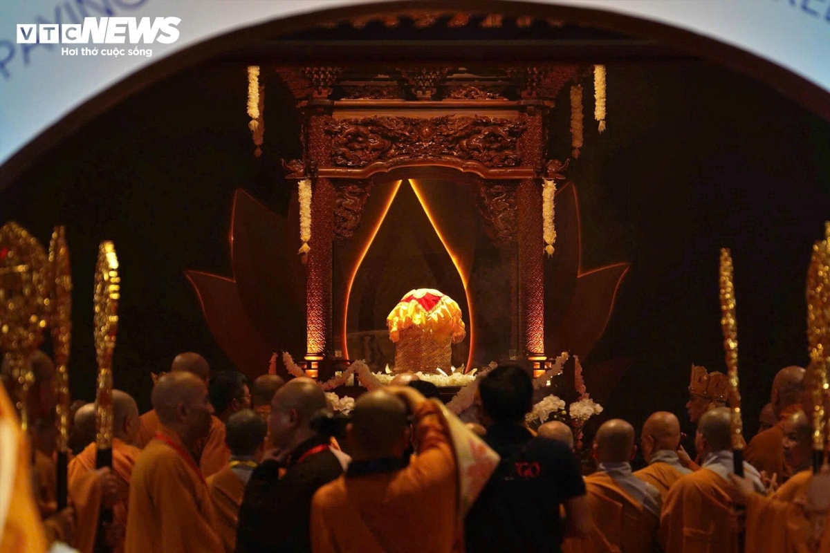 On May 2 morning, a military plan carrying the sarira of the Buddha recognised as a national treasure of India lands at Tan Son Nhat International Airport, Ho Chi Minh City.