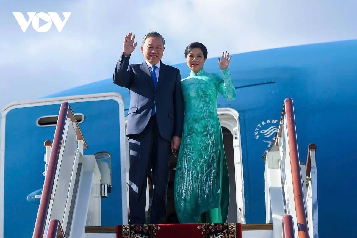 On May 8 General Secretary To Lam and his spouse, along with the high-level Vietnamese delegation, arrive in Moscow, beginning their official visit to Russia and participation in the 80th anniversary celebration of the Victory in the Great Patriotic War. They are welcomed at Vnukovo International Airport in Moscow by Russian Deputy Prime Minister Dmitry Chernyshenko and other diplomatic officials.