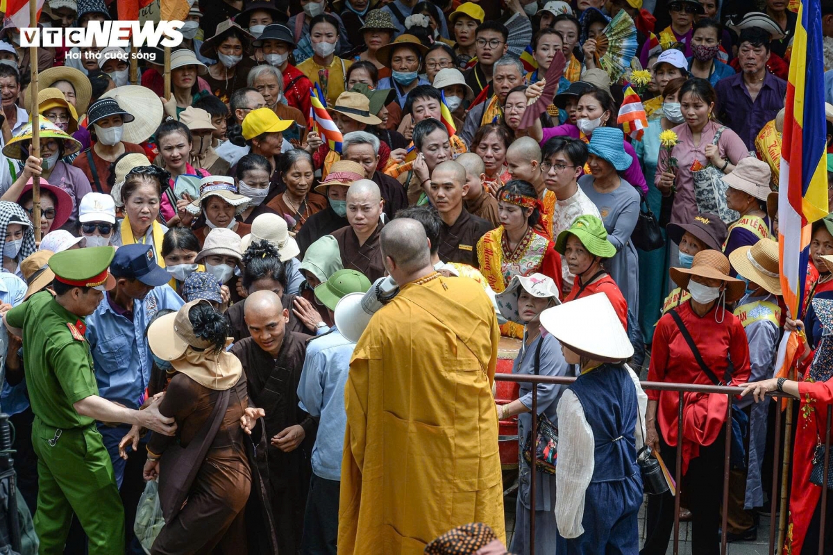 The road to Tam Chuc pagoda is densely packed with locals, monks and nuns, Buddhists, and pilgrims from all over the country wishing to attend this special spiritual event.