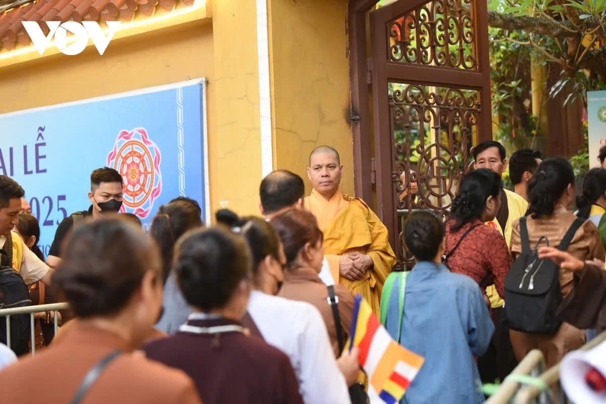 The Buddha’s Sarira is enshrined at the first-floor hall of Quan Su pagoda and open for public veneration from 7:00 A.M. to 9:30 P.M. on May 14, 15, and 16. It will ben then transferred to Tam Chuc pagoda in Ha Nam province for further veneration from May 17 to 21.