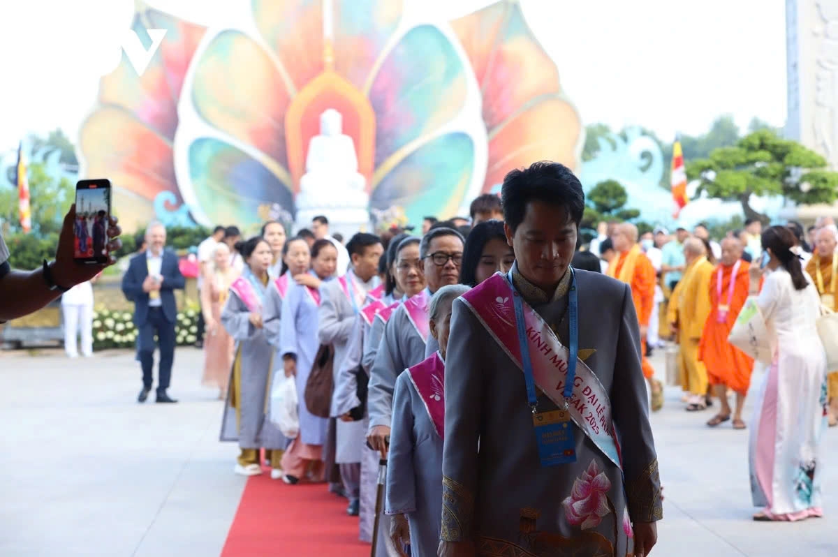 Lay Buddhist delegates .