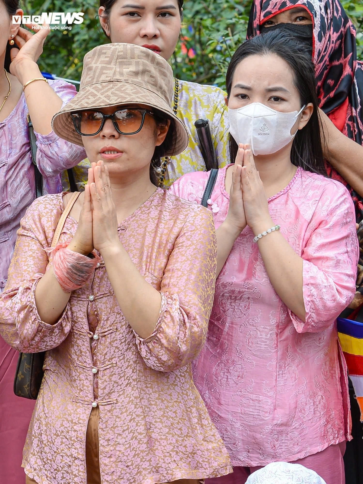 “We stayed overnight at a relative’s house nearby so we could arrive early this morning. I am a Buddhist and have been on many pilgrimages, but I have never been as moved as this time,” says Nguyen Trang from Ha Nam province.