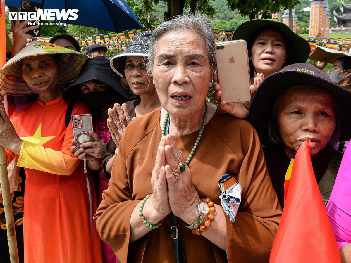 "When I heard that the Buddha’s Sarira was being brought here, I was deeply moved. I have been chanting the Buddha’s sutra all my life, hoping to see the relic in person just once. Now that I have the chance, I must go right away, even if it means pushing through crowds or walking a long way. I still feel joyful in my heart," shares Pham Thi Lan from Ha Nam.