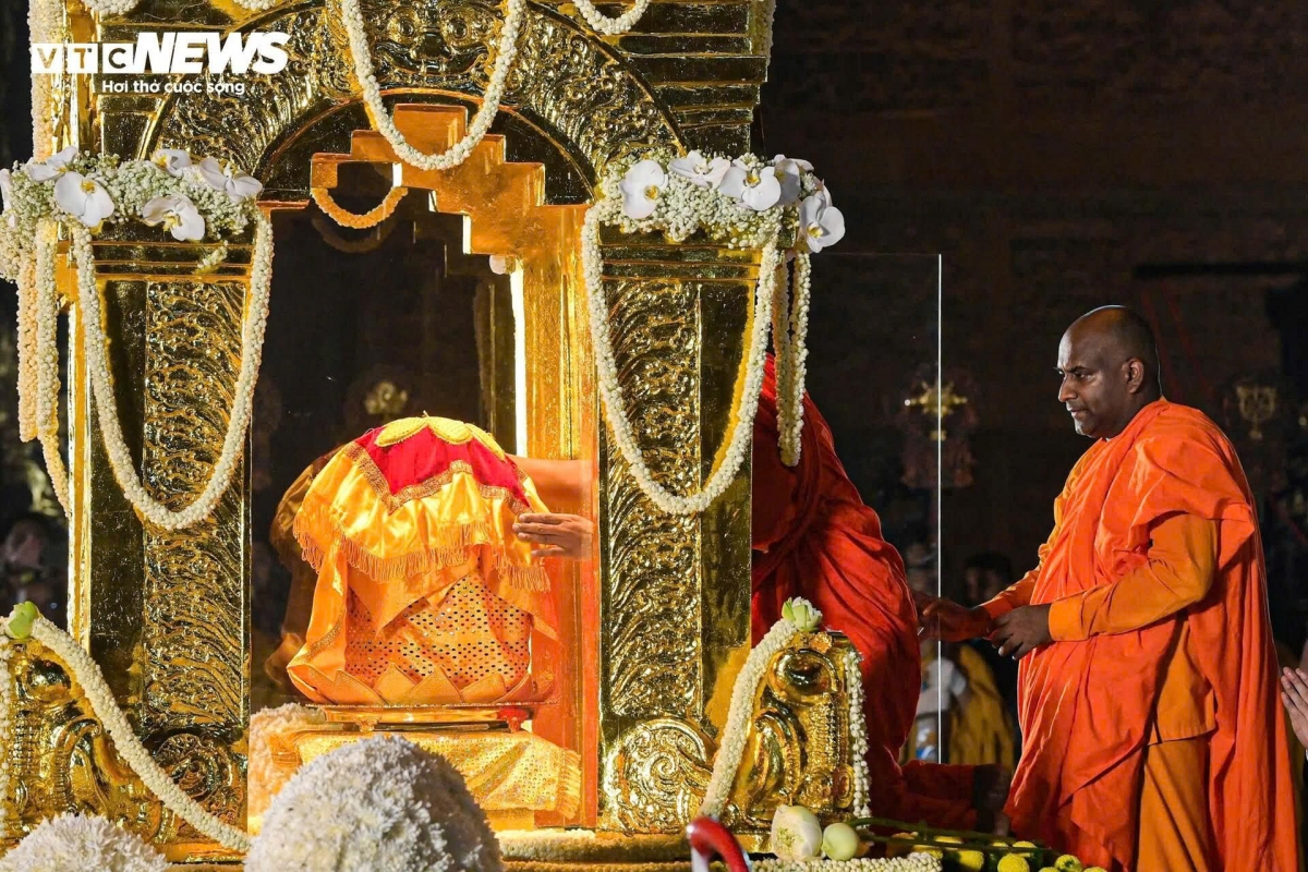 At around 11 A.M., the solemn enshrinement ceremony of the Buddha’s relic is held at the mall hall of Tam Chuc pagoda.