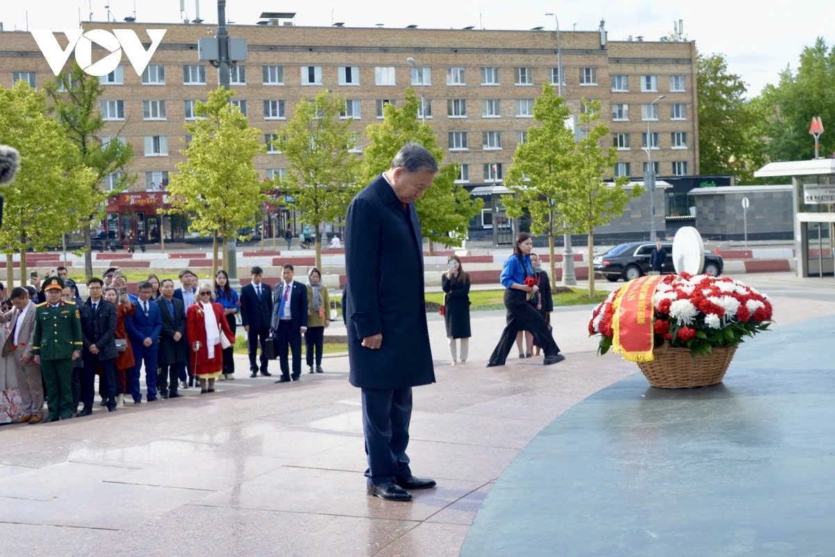 Later on the same day, General Secretary To Lam, his spouse, and the high-level Vietnamese delegation lay flowers in memory of President Ho Chi Minh at the Ho Chi Minh Monument and pay tribute to General Secretary Le Duan at the memorial plaque in Moscow.