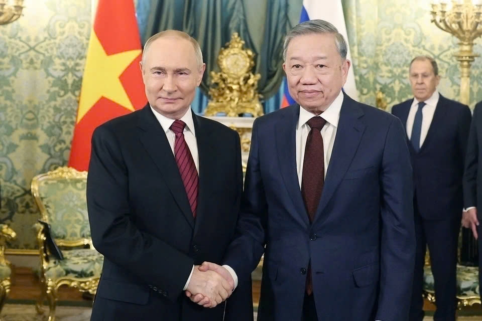 On May 10, at the Kremlin, General Secretary To Lam holds talks with Russian President Vladimir Putin. During the talks, Putin expresses his sincere gratitude to Lam for attending the 80th anniversary celebration and thanked the Vietnam People’s Army for participating in the parade at Red Square. Lam congratulates Russia on the successful celebration and reaffirms that Putin is a great friend and close comrade of Vietnam. (Photo: VNA)
