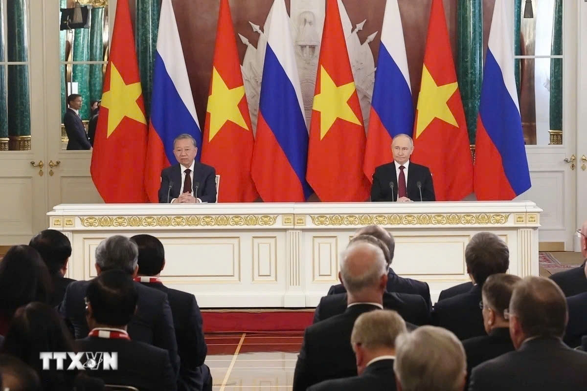 On this occasion, Vietnam and Russia issue a joint statement outlining major orientations for the Comprehensive Strategic Partnership between the two countries in a new cooperation phase. Governments and relevant agencies sign numerous cooperation documents and agreements in diplomacy, defence, oil and gas, peaceful nuclear energy, science and technology, among others. In the photo, General Secretary To Lam and President Putin also co-chair a joint press conference following their talks in Moscow on May 10. (Photo: VNA)